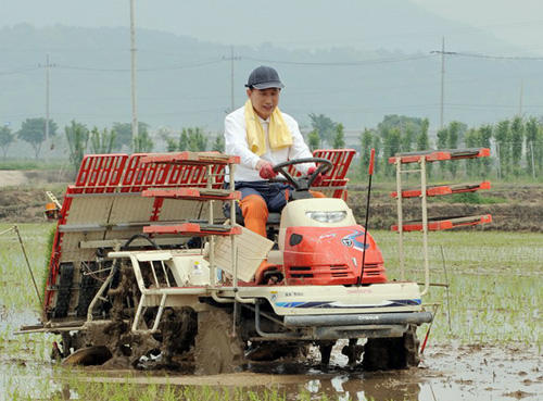 ▲ 이양기 운전에 도전한 이 대통령. ⓒ 뉴데일리 <=청와대 제공>