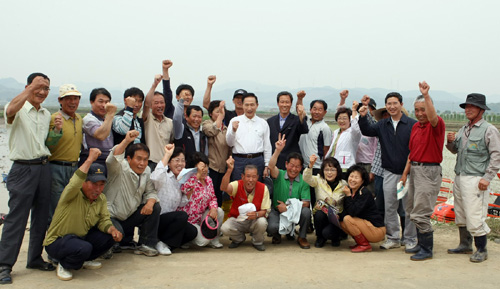 ▲ 이 대통령은 간담회가 끝난 뒤 동네주민들과 함께 