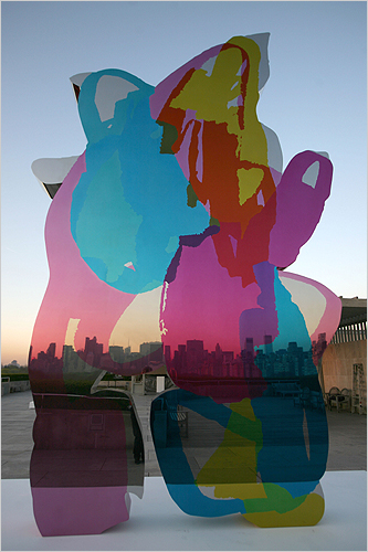 ▲ 재프 쿤스: 고층 건물 옥상에 세운 풍선 구조물. ⓒ 뉴데일리