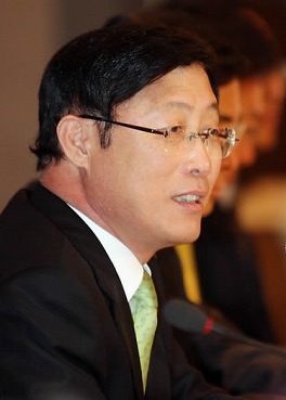 ▲ 지난 20일 신성장동력 중소기업 CEO들을 만나 '신성장동력 분야 활성화'를 위해 전폭적인 지원을 약속한 이윤호 지식경제부 장관.&nbsp;&nbsp; ⓒ 연합뉴스