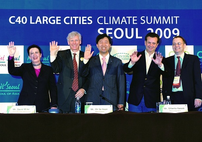 제3차 C40 세계도시 기후정상회의가 21일 공식 기자회견을 끝으로 4일간의 일정을 모두 마쳤다. 사진은 오세훈 시장의 서울선언문 발표 이후 기념사진을 찍고 있는 모습. ⓒ 뉴데일리