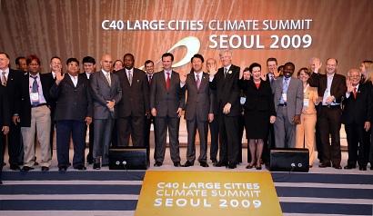 C40 총회종료를 아쉬워하며 C40총회에 참석한 세계 대도시 시장들이 함께 연단에 올라 기념촬영을 하고 있다.   ⓒ 뉴데일리