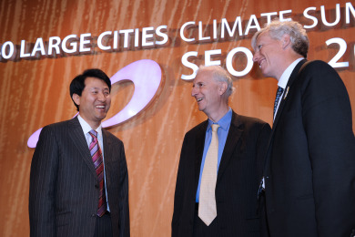 ▲ C40총회에서 데이비드 밀러 C40의장 등, 참석 인사와 대화중인 오세훈 서울시장.   ⓒ 뉴데일리