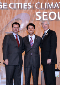 ▲ 오세훈 서울시장과 CCI의장, 그리고 차기개최도시인 브라질 상파울루 시장의 기념촬영 모습.   ⓒ 뉴데일리