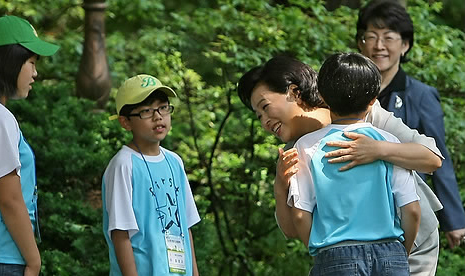 ▲ 이명박 대통령 부인 김윤옥 여사가 22일 오전 청와대를 방문한 도서&middot;벽지 어린이들을 안아주고 있다. ⓒ 연합뉴스