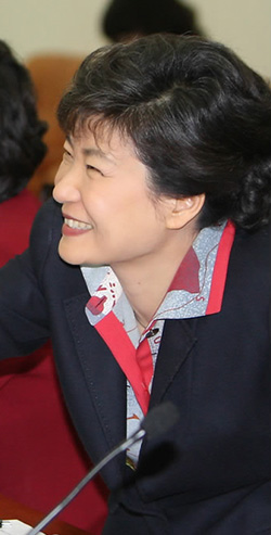 ▲ 한나라당 박근혜 의원이 지난 20일 국회 보건복지위 전체회의에서 전재희 보건복지부장관과 웃으며 악수하고 있다. ⓒ연합뉴스