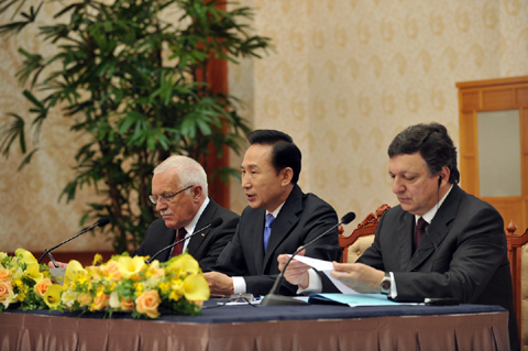 ▲ 이명박 대통령은 23일 청와대에서 유럽연합(EU) 의장국인 체코의 바츨라프 클라우스 대통령, 주제 마누엘 바로수 EU 집행위원장과 정상회담을 갖고 한&middot;EU 자유무역협정(FTA) 협상을 조속히 마무리하기로 했다. ⓒ 뉴데일리<=청와대 제공>&nbsp;