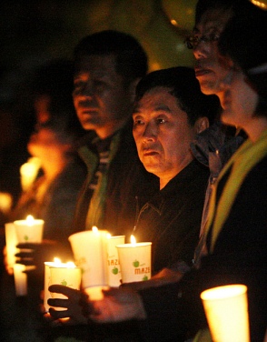▲ 지난 4월 경남 김해시 봉하마을 사저 앞에서 노 전 대통령의 지지자들이 촛불 문화행사를 하고 있는 모습.  ⓒ 연합뉴스