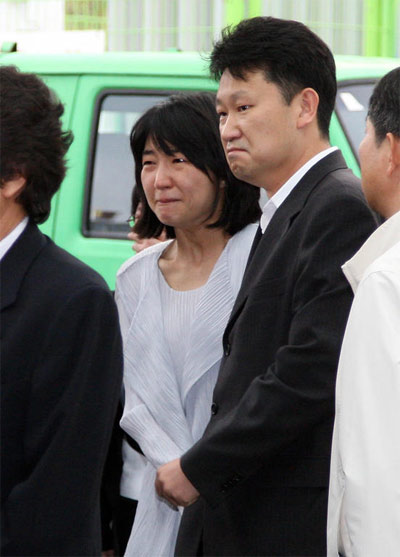 ▲ 노무현 전 대통령 시신이 23일 오후 고향인 경남 김해 봉하마을에 도착해 마을회관으로 운구되고 있는 동안 정연씨 내외(사진 중앙)가 오열하고 있다.&nbsp; ⓒ 연합뉴스