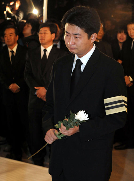 ▲ 23일 오후 경남 김해 봉하마을에 차려진 노무현 전 대통령 빈소 영정앞에서 꽃을 든 아들 건호씨가 울먹이고 있다. ⓒ 뉴데일리