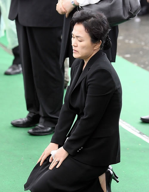 ▲ 노무현 정부 초대 법무장관을 지낸 강금실 변호사가 24일 노무현 전 대통령의 분향소를 찾아 조문했다. ⓒ연합뉴스