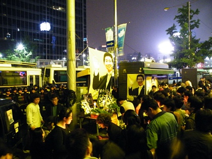 ▲ 전경들이 서울광장을 부분 봉쇄한 가운데 간이 분향소에서 참배하고 있는 시민들.  ⓒ 뉴데일리 조광형 기자 