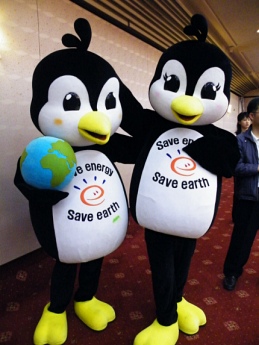 ▲ 사진은 그린에너지패밀리 마스코트인 펭귄 'SESE(save earth, save energy에서 딴 이름)'&nbsp; &nbsp;ⓒ 뉴데일리 조광형 기자