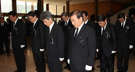 ▲ 정정길 대통령실장과 김인종 경호처장 등 청와대 비서진이 25일 오전 신문로 서울역사박물관에 마련된 노무현 전 대통령의 국민장 분향소를 찾아 조문하고 있다. ⓒ 연합뉴스