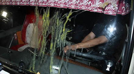 ▲ 자유선진당 일행은 24일 노사모와 일부 지지자들의 강한 반발로 노무현 전 대통령 빈소 조문도 못한 채 발길을 돌려야 했다. 노사모와 일부 지지자들은 선진당 일행의 조문을 거부하며 이들이 타고 있는 차량에 계란을 던졌다 ⓒ 연합뉴스