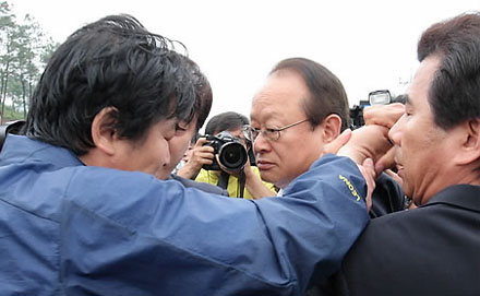 ▲ 노 전 대통령 분향소로 향하던 열린우리당 이부영  전 의장(가운데)이 한 노사모 회원(왼쪽, 파란점퍼)의 저지를 받고 있다 ⓒ 연합뉴스