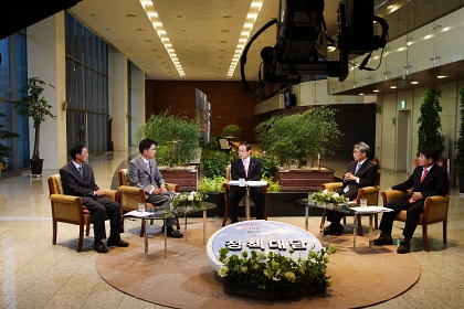 ▲ 지난 24일 방송된 KTV 한국정책방송 정책대담에서 중소기업에 대한 규제를 한시적으로 유예하겠다고 밝힌 권태신 국무총리실장.&nbsp;&nbsp; ⓒ 뉴데일리