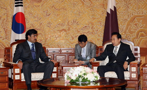 ▲ 이명박 대통령은 25일 청와대에서 방한 중인 셰이크 타밈 빈 하마드 알-타니 카타르 왕세자를 접견하고  양국간 주요 현안과 향후 실질 협력 증진 방안 등에 대해 논의했다. ⓒ 뉴데일리<=청와대 제공> 