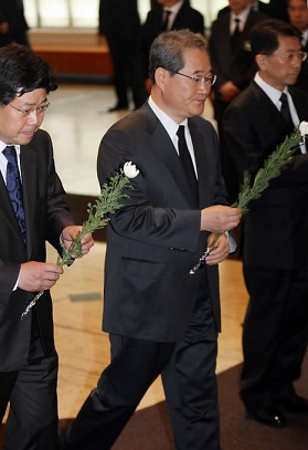 ▲ 임채진(가운데) 검찰총장이 25일 오전 서울 역사박물관에서 분향을 하고 있다. 오른쪽은 문성우 대검차장. ⓒ 연합뉴스