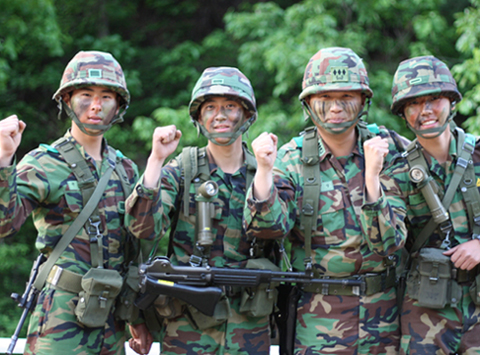 ▲ 조기전역 명열을 받았으나 이를 자진 연기하고 부대 훈련에 참가한 육군 36사단 태백산 부대 신창성 일병(왼쪽에서 두번째)과 동료 부대원들.ⓒ육군36사단