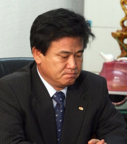 ▲ '호남 비하' 발언 등으로 물의를 일으킨 이효선 광명시장이 2006년 8월 3일 오전 서울 염창동 한나라당 당사에서 탈당의사를 밝힌 뒤 굳은 표정을 짓고 있다.   ⓒ 연합뉴스