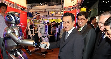 ▲ 26일 오전 경기도 고양시 킨텍스에서 개막된 신성장 동력 박람회장을 찾은 한승수 총리가 로봇응용관을 방문, 로봇 '마루3'과 악수하고 있다.&nbsp;&nbsp; ⓒ 연합뉴스