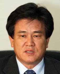 ▲ '호남 비하' 발언 등으로 물의를 일으킨 이효선 광명시장이 2006년 8월 3일 오전 서울 염창동 한나라당 당사에서 황우여 사무총장을 만나 탈당의사를 밝히던 모습.  ⓒ 연합뉴스