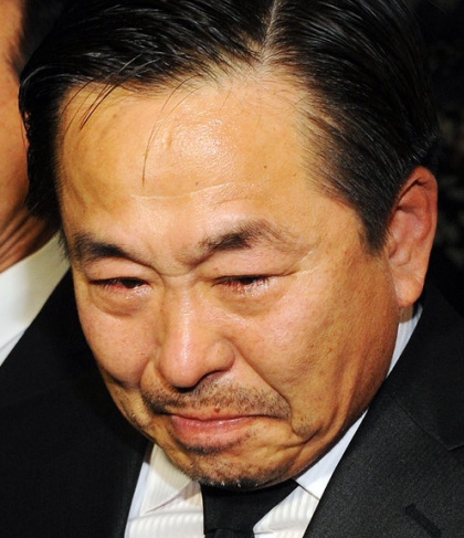 ▲ (김해=연합뉴스) 보석으로 풀려난 강금원 창신섬유 회장이 26일 오후 경남 김해 봉하마을 고 노무현 전 대통령 빈소에서 조문 후 눈물을 흘리고 있다. << 사진기자공동취재단 >>