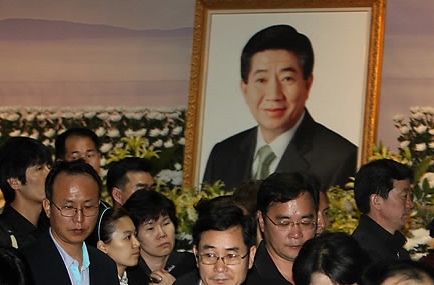 ▲ 경남 김해 봉하마을에 위치한 노무현 전 대통령 빈소에 시민들이 조문하는 모습. &nbsp;ⓒ&nbsp;연합뉴스