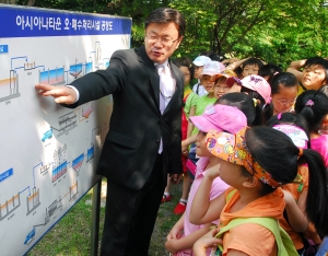 ▲ 26일 강서구 오쇠동 아시아나타운에서 열린 '아시아나 환경스쿨'에 견학 온 강서구 염창초등학교 학생들이 아시아나 직원으로부터 친환경 오폐수처리시설에 대한 설명을 듣고 있다. ⓒ 뉴데일리