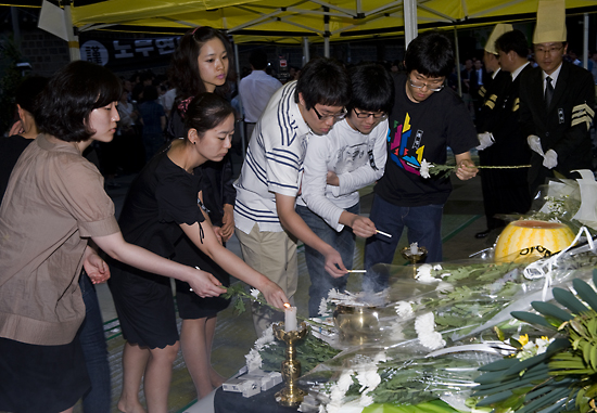 ▲ 정부가 설치한 '공식 분향소'인 서울 신문로 서울역사박물관과는 별도로, 덕수궁 대한문 앞에 차려진 노무현 전 대통령을 추모하는 분향소에서 20~30대의 젊은 시민들이 25일 조문을 하고 있는 모습.&nbsp;<사진/황문성 기자>&nbsp;ⓒ 뉴데일리