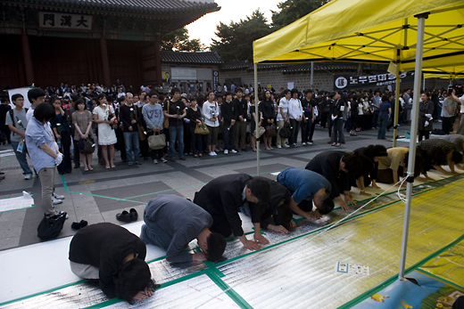 ▲ 정부가 설치한 '공식 분향소'인 서울 신문로 서울역사박물관과는 별도로, 덕수궁 대한문 앞에 차려진 노무현 전 대통령을 추모하는 분향소에서 20~30대의 젊은 시민들이 25일 조문을 하고 있는 모습.&nbsp;<사진/황문성 기자>&nbsp;ⓒ 뉴데일리