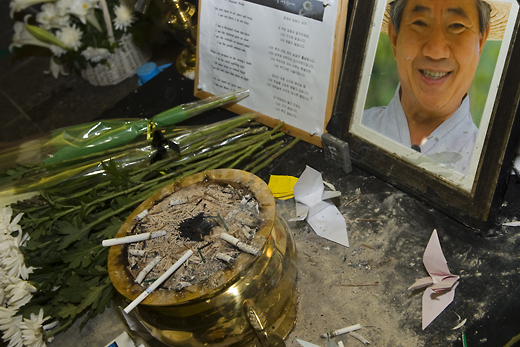 ▲ 덕수궁 대한문 앞에 차려진 분향소에 시민들이 남기고간 국화꽃과 종이학들이 타다 담은 재와 함께 어지러이 널려 있다.  <사진/황문성 기자>   ⓒ 뉴데일리