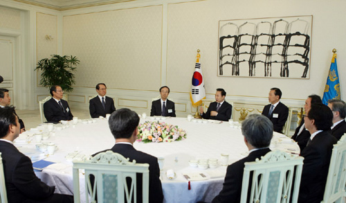 ▲ 이명박 대통령은 27일 청와대에서 외교안보자문단과 오찬간담회를 가지고 북핵문제 등에 대해 논의했다. ⓒ 뉴데일리 <=청와대 제공>