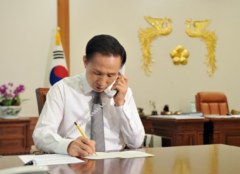 ▲ 이명박 대통령이 북한의 2차 핵실험과 미사일 발사 도발 대응책을 논의하기 위해 26일 버락 오바마 미국 대통령과 전화 회담을 갖고 있다. ⓒ 뉴데일리<=청와대 제공> 