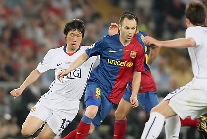 ▲ 28일 새벽(한국시간) 이탈리아 로마의 스타디오 올림피코에서 열린 2009 유럽축구연맹 챔피언스리그 결승전 맨체스터 유나이티드와 FC 바르셀로나와의 경기에서 맨유의 박지성이 바르샤의 이니에스타의 드리블을 저지하고 있다.&nbsp;&nbsp; ⓒ 연합뉴스