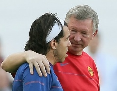 ▲ 2009 챔피언스리그 결승을 하루 앞둔 27일 새벽(한국시간) 이탈리아 로마의 스타디오 올림피코에서 열린 맨체스터 유나이티드 공식 팀 훈련에서 최근 재계약 문제로 팀과 갈등을 빚고 있는 테베스와 알렉스 퍼거슨 감독이 그라운드로 나오며 대화를 나누고 있는 모습. ⓒ&nbsp;연합뉴스