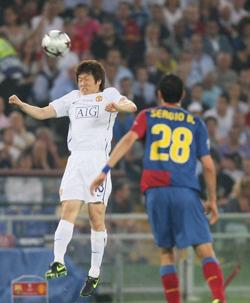 ▲ 28일 이탈리아 로마에서 열린 2009 유럽축구연맹 챔피언스리그 결승 맨체스터 유나이티드와 FC 바르셀로나의 경기에서 맨유의 박지성이 상대 보다 앞서 공중볼을 따내고 있다. ⓒ 연합뉴스