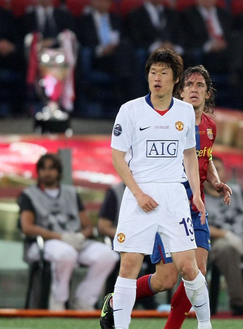 ▲ 28일 이탈리아 로마에서 열린 2009 유럽축구연맹 챔피언스리그 결승 맨체스터 유나이티드와 FC 바르셀로나의 경기에서 맨유의 박지성과 바르샤의 푸욜이 우승컵 앞에서 열띤 경기를 벌이고 있다. ⓒ 연합뉴스