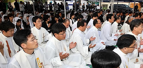 ▲ 지난 28일 노무현 전 대통령 빈소에서 추모미사를 하고 있는 천주교 정의구현사제단 ⓒ연합뉴스