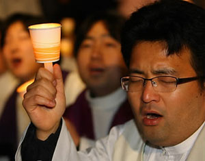 ▲ 촛불시위에 참가해 기도하고 있는  천주교정의구현사제단 소속의 한 신부 ⓒ연합뉴스