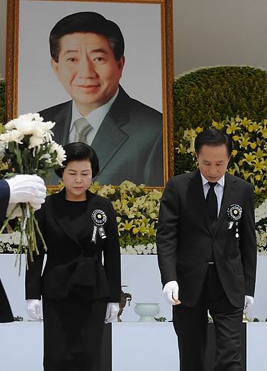 ▲ 이명박 대통령은 29일 서울 경복궁 앞뜰에서 거행된 고 노무현 전 대통령 영결식에 참석, 헌화하고 분향했다. ⓒ 연합뉴스 