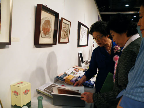 ▲ 이화여고 1959년도 동창생들이 기념전시회에서 작품을 감상하고 있다 ⓒ 뉴데일리