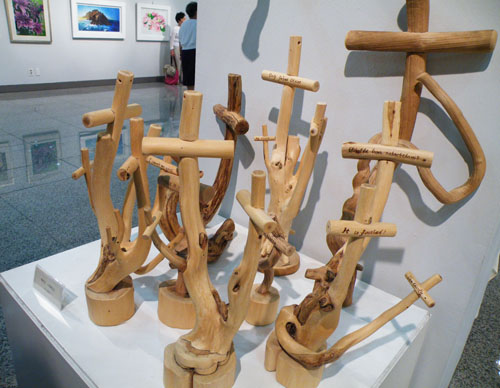 ▲ 작품명:변화산 (작가:채희군) 나무십자가 ⓒ 뉴데일리