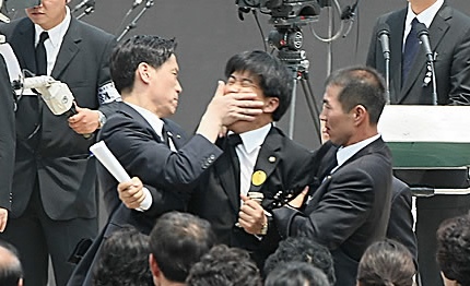 ▲ 29일 오전 경복궁에서 열린 노무현 전 대통령 국민장 영결식에서 백원우 민주당의원이 뛰쳐나오며 고함을 지르다 경호원들에 의해 저지되고 있다.&nbsp; ⓒ 연합뉴스