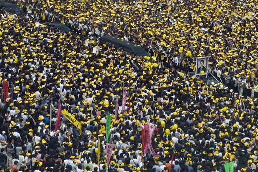 ▲ 노무현 전 대통령의 국민장 영결식이 열린 29일 광화문과 시청 일대가 &lsquo;노란 모자&rsquo;를 쓴 시민들로 가득 차 있는 모습.&nbsp;&nbsp; ⓒ 뉴데일리