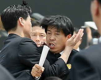 ▲ 노무현 전 대통령 영결식이 열린 29일 오전 경복궁 앞뜰에서 이명박 대통령의 헌화.분향을 비난하는 백원우 민주당 의원을 경호원들이 제지하고 있다.&nbsp; ⓒ 연합뉴스