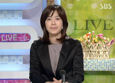 ▲ 노무현 전 대통령의 약력을 전하다가 생방송 도중 눈물을 흘리는 SBS김주희 아나운서 ⓒSBS화면캡처