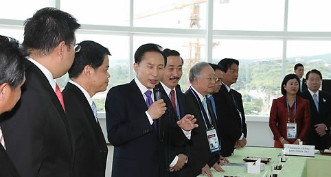 ▲ 이명박 대통령이 31일 오후 제주 서귀포 국제컨벤션센터(ICC)에서 열린 '한·아세안 CEO 서밋'에 앞서 아세안 기업인들과 간담회를 하고 있다. ⓒ 연합뉴스