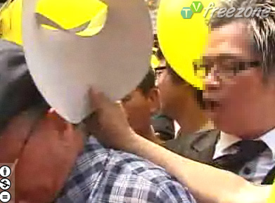 ▲ 노사모 회원들에게 둘러싸인 한 노인이 머리를 맞고 있다. <프리존 TV화면캡쳐>